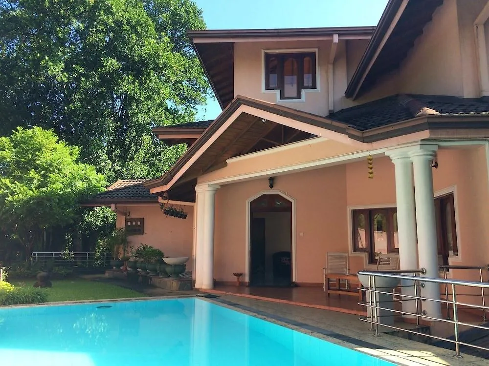 Kandy View Garden Hotel 2*,
